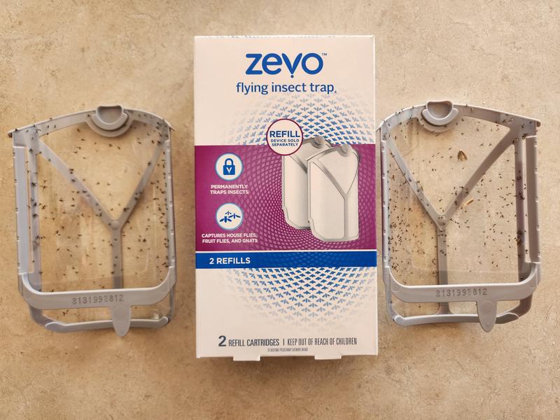 Zevo Flying Insect Trap, Fly Trap Refill Cartridges (Value Pack, 4 Refill  Cartridges)