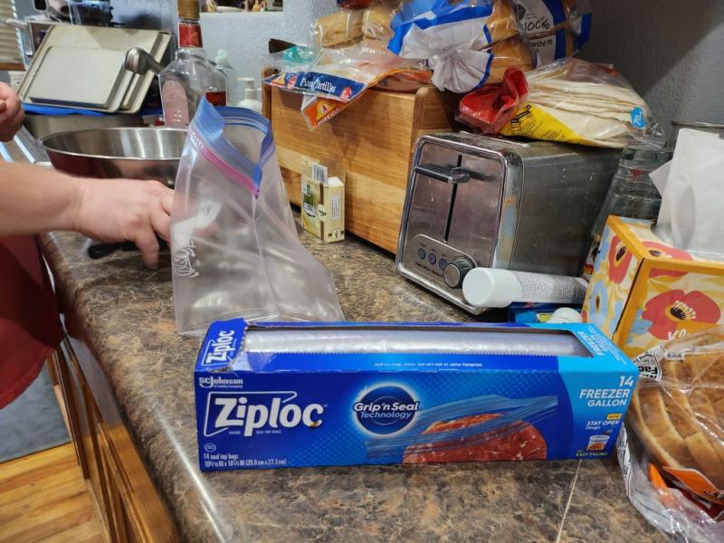 Ziploc Brand Freezer Bags with New Stay Open Design, Gallon, 60, Patented  Stand-up Bottom, Easy to Fill Freezer Bag, Unloc a Free Set of Hands in the  Kitchen, Microwave Safe, BPA Free