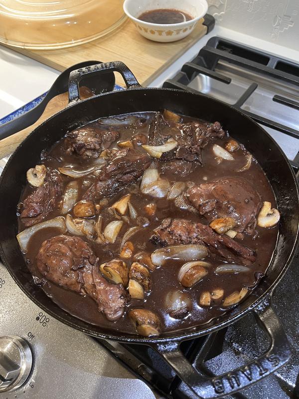 4 chicken breasts. 2 thighs and 2 drumsticks. Plus onions and mushrooms. So much room!