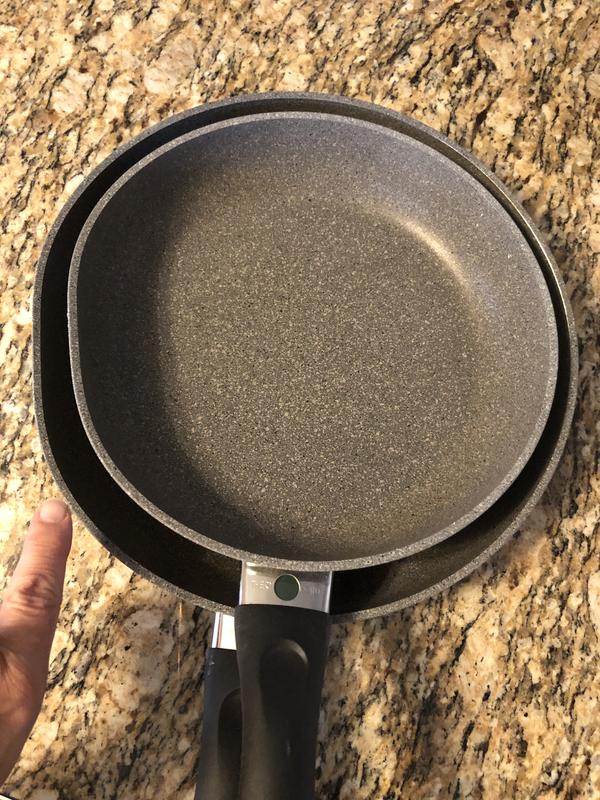 Both pans are Flat on one side