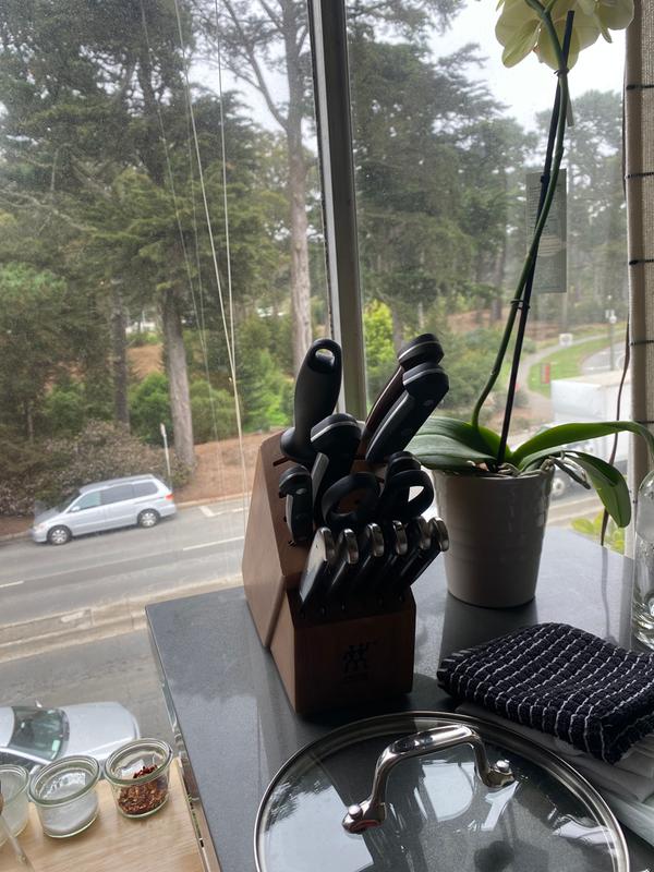 Knife block filled