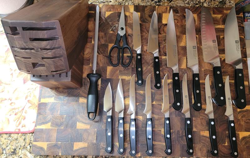 16 piece Pro set plus one additional knife to fill the empty spot. I bought the optional Pro 8-inch Carving knive shown in the middle, 4th from the right (it does not come with the set)