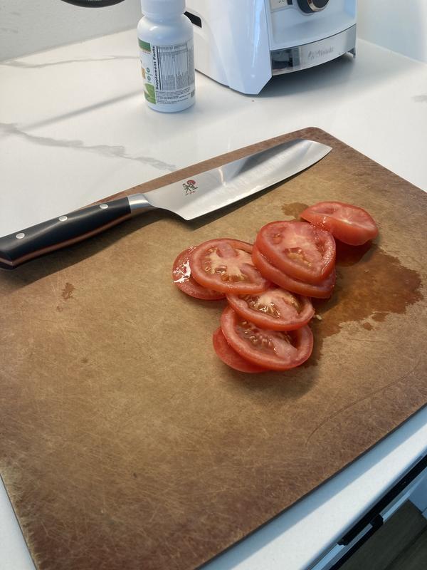 Slices tomatoes like no ever knife used