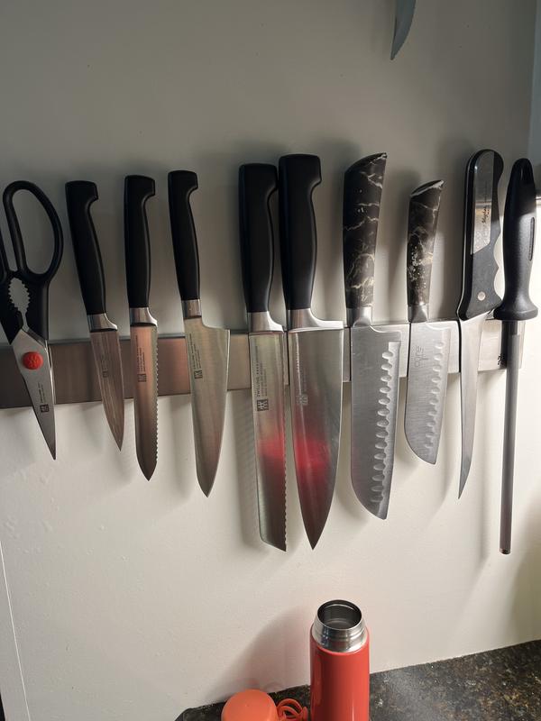 Magnetic bar with knives