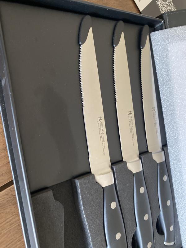 Great serrated steak knives!  ❤️